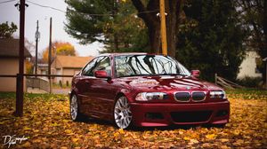 Превью обои bmw, красный, вид сбоку, листва, осень