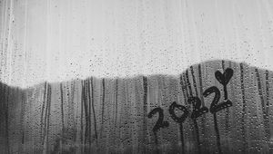 Превью обои 2022, новый год, сердечко, стекло, дождь, капли