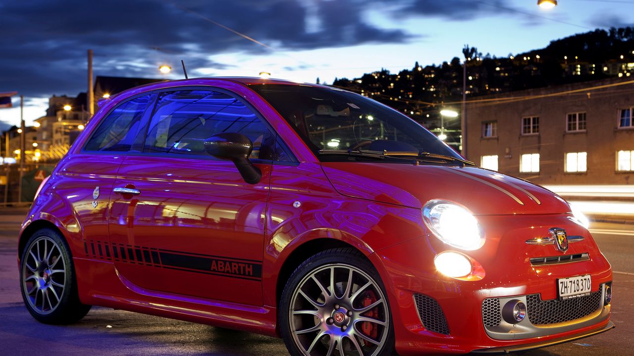 Обои abarth 695, tributo ferrari, 2011, красный, стильный, спорт, вид сбоку, авто, город, огни