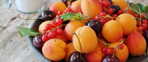 Превью обои абрикосы, вишня, смородина, фрукты, ягоды