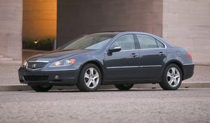 Превью обои acura, rl, 2004, синий, вид сбоку, стиль, акура, авто, здание, асфальт