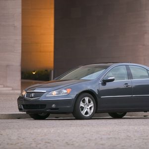 Превью обои acura, rl, 2004, синий, вид сбоку, стиль, акура, авто, здание, асфальт