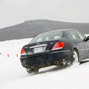 Превью обои acura, rl, черный, вид сзади, акура, авто, снег, стиль, природа