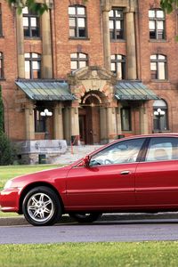 Превью обои acura, tl, 1999, красный, вид сбоку, стиль, авто, акура, здание, газон, кустарники
