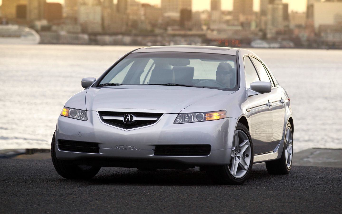 Скачать 1440x900 acura, tl, 2004, серебряный металлик, вид спереди, стиль,  авто, акура, закат, город, вода обои, картинки 16:10