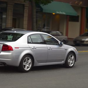 Превью обои acura, tl, 2004, серебряный металлик, вид сбоку, стиль, авто, акура, улица, здание, скорость, асфальт