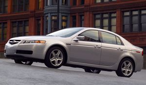 Превью обои acura, tl, 2004, белый металлик, вид сбоку, стиль, авто, акура, здание, асфальт