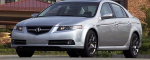 Превью обои acura, tl, 2007, серебряный металлик, вид спереди, стиль, авто, здание, трава