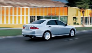 Превью обои acura, tsx, 2006, серебряный металлик, вид сбоку, стиль, авто, акура, скорость, здание, дерево, асфальт