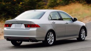 Превью обои acura, tsx, 2006, серебряный металлик, вид сзади, стиль, авто, акура, скорость, кустарники, трава, асфальт