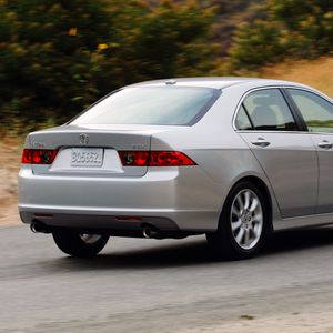 Превью обои acura, tsx, 2006, серебряный металлик, вид сзади, стиль, авто, акура, скорость, кустарники, трава, асфальт