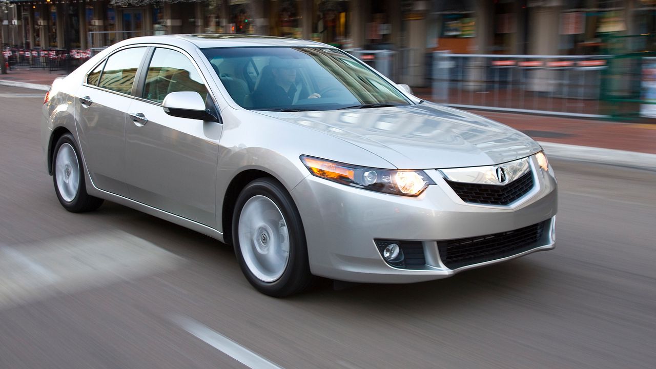 Обои acura, tsx, 2008, серебряный металлик, вид сбоку, стиль, авто, акура, скорость, улица, здание, асфальт