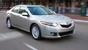 Превью обои acura, tsx, 2008, серебряный металлик, вид сбоку, стиль, авто, акура, скорость, улица, здание, асфальт