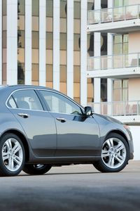 Превью обои acura, tsx, v6, 2009, серый, вид сбоку, стиль, авто, акура, здание, отражение, асфальт