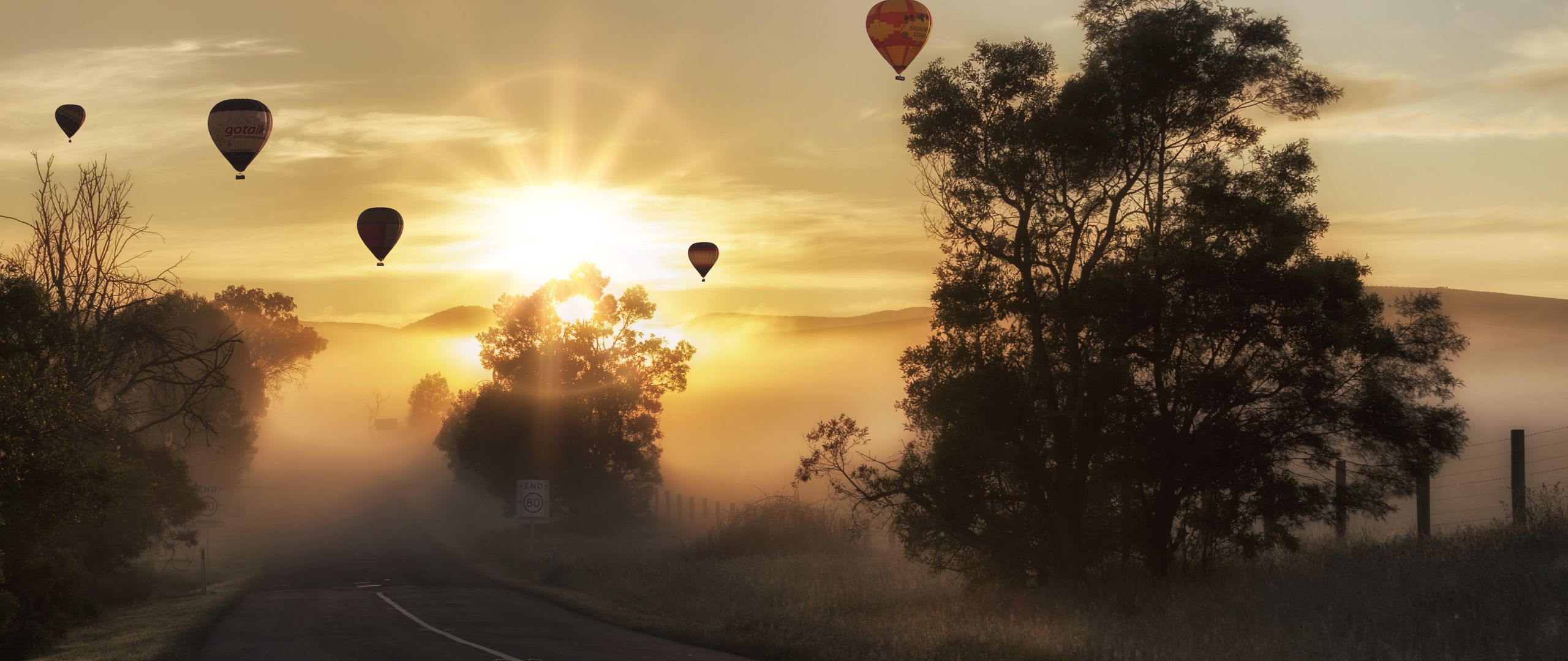 Воздушный шар на закате. Дорога с воздушным шаром. Воздушный шар в тумане.
