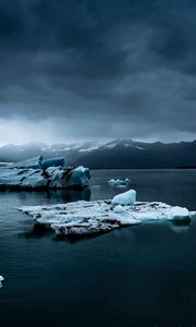 Превью обои айсберг, льдины, снег, озеро, туман, горы, исландия