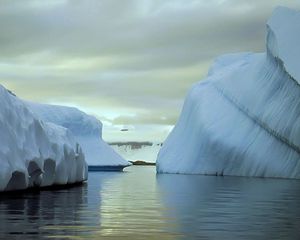 Превью обои айсберги, антарктида, белые, глыбы, холод, безмолвие, пустота