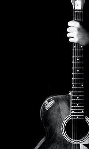 Превью обои акустическая гитара, гитара, рука, музыкальный инструмент, музыка, черно-белый