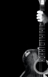 Превью обои акустическая гитара, гитара, рука, музыкальный инструмент, музыка, черно-белый