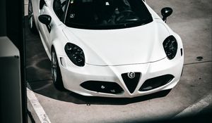 Превью обои alfa romeo 8c spider, alfa romeo, автомобиль, белый, дорога