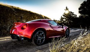 Превью обои alfa romeo, alfa romeo 4c, красный, вид сбоку