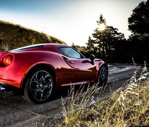 Превью обои alfa romeo, alfa romeo 4c, красный, вид сбоку