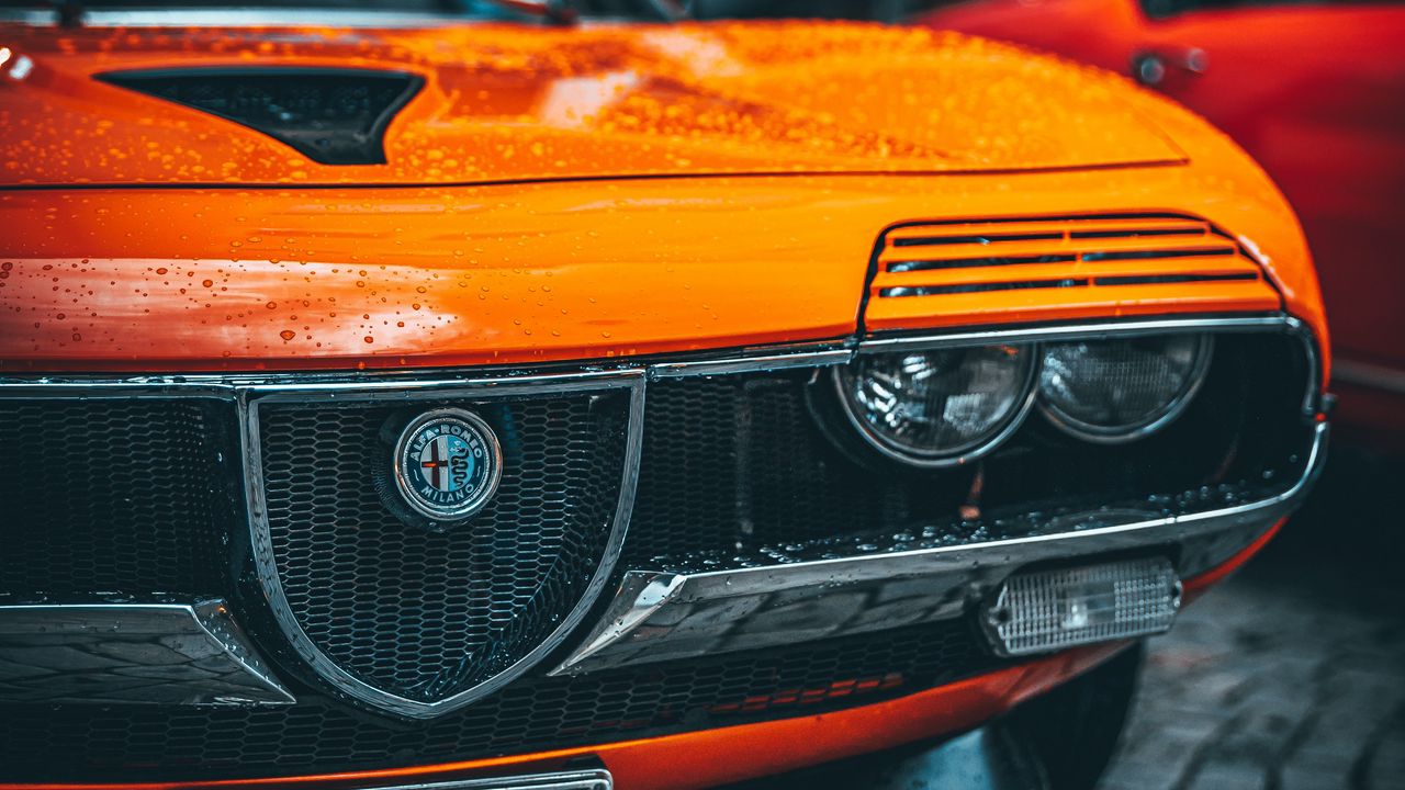 Обои alfa romeo, машина, оранжевый, мокрый, вид спереди