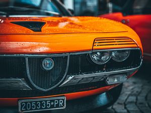 Превью обои alfa romeo, машина, оранжевый, мокрый, вид спереди