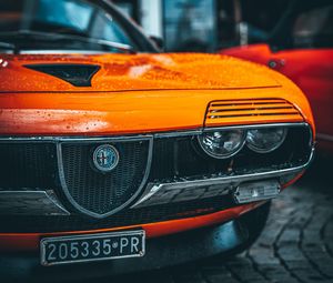 Превью обои alfa romeo, машина, оранжевый, мокрый, вид спереди