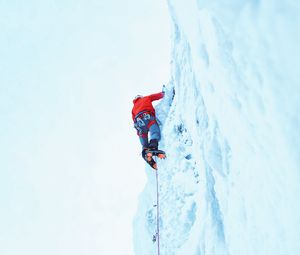 Превью обои альпинист, снег, гора, скалолазание