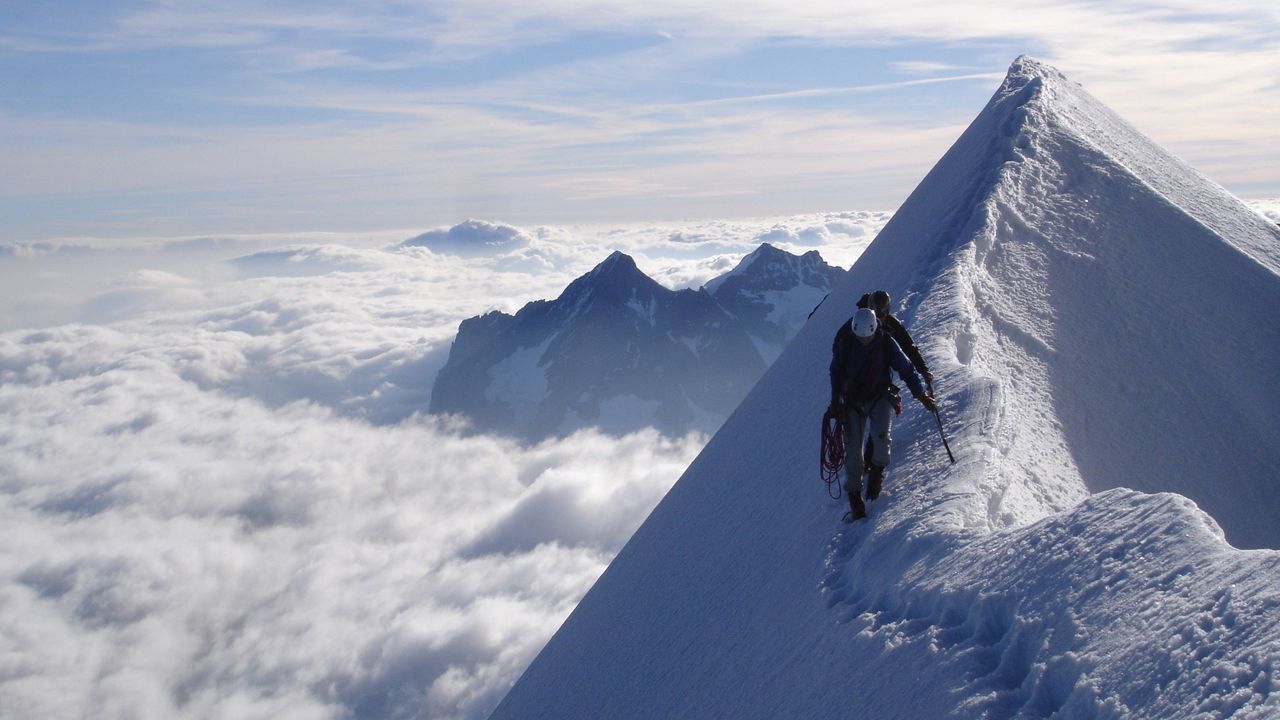 Обои альпинисты, пик, вершина, покорение, следы, снег, облака, вертикаль