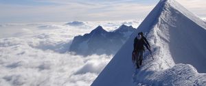 Превью обои альпинисты, пик, вершина, покорение, следы, снег, облака, вертикаль