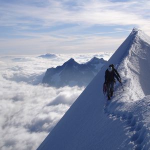 Превью обои альпинисты, пик, вершина, покорение, следы, снег, облака, вертикаль