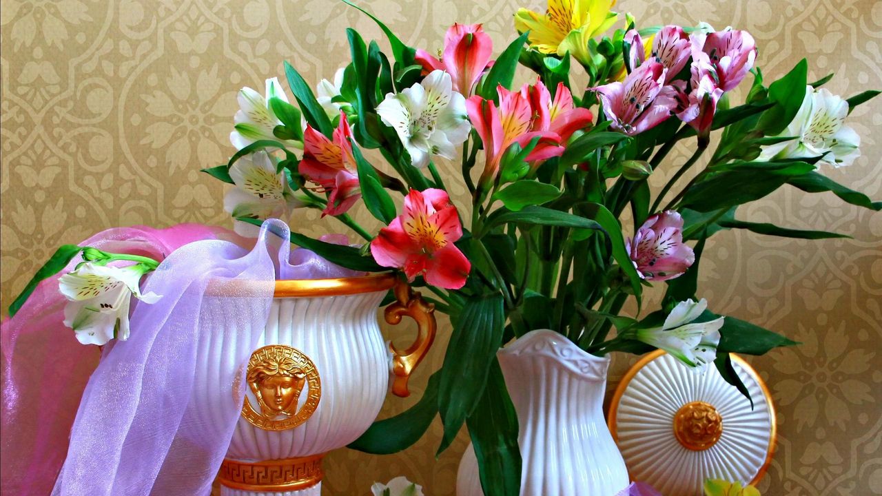 Обои альстромерия, цветы, букет, вазы, шарф