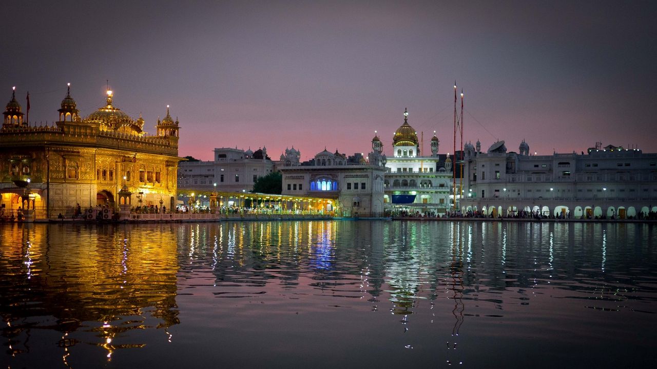 Обои amritsar, india, амритсар, пенджаб, индия, город, вечер, храм, хармандир-сахиб, вода, отражение