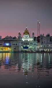Превью обои amritsar, india, амритсар, пенджаб, индия, город, вечер, храм, хармандир-сахиб, вода, отражение