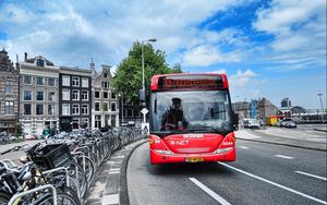 Превью обои амстердам, автобус, город
