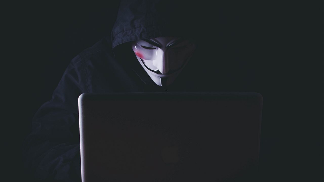 Обои аноним, хакер, маска, капюшон, ноутбук, темный