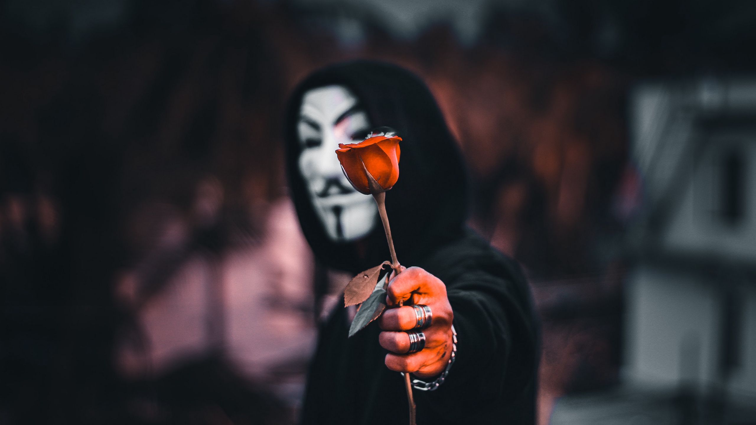 Анонимус с цветком