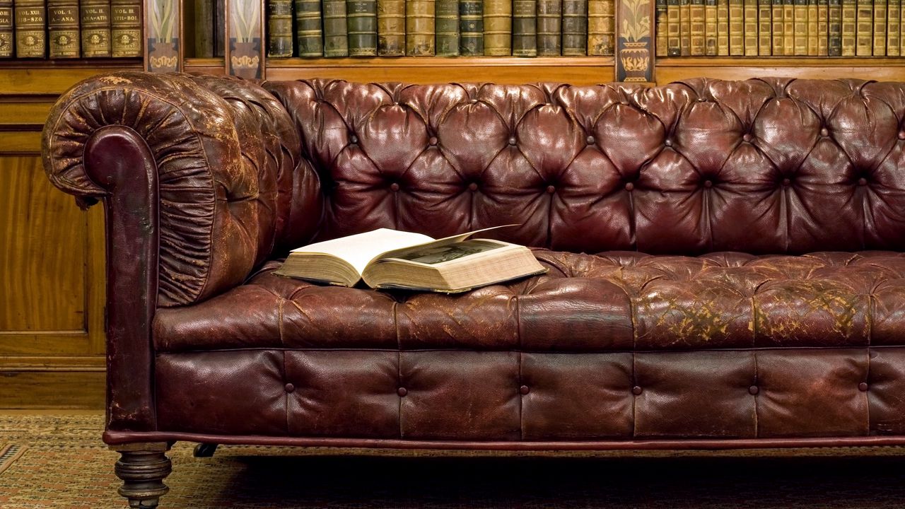 Обои антиквариат, библиотека, диван, книга, книги, старина, стиль
