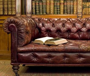 Превью обои антиквариат, библиотека, диван, книга, книги, старина, стиль