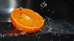 Превью обои апельсин, долька, брызги, вода