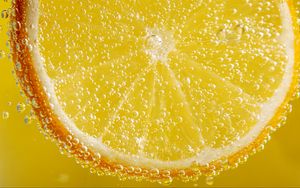 Превью обои апельсин, долька, пузыри, макро, жидкость
