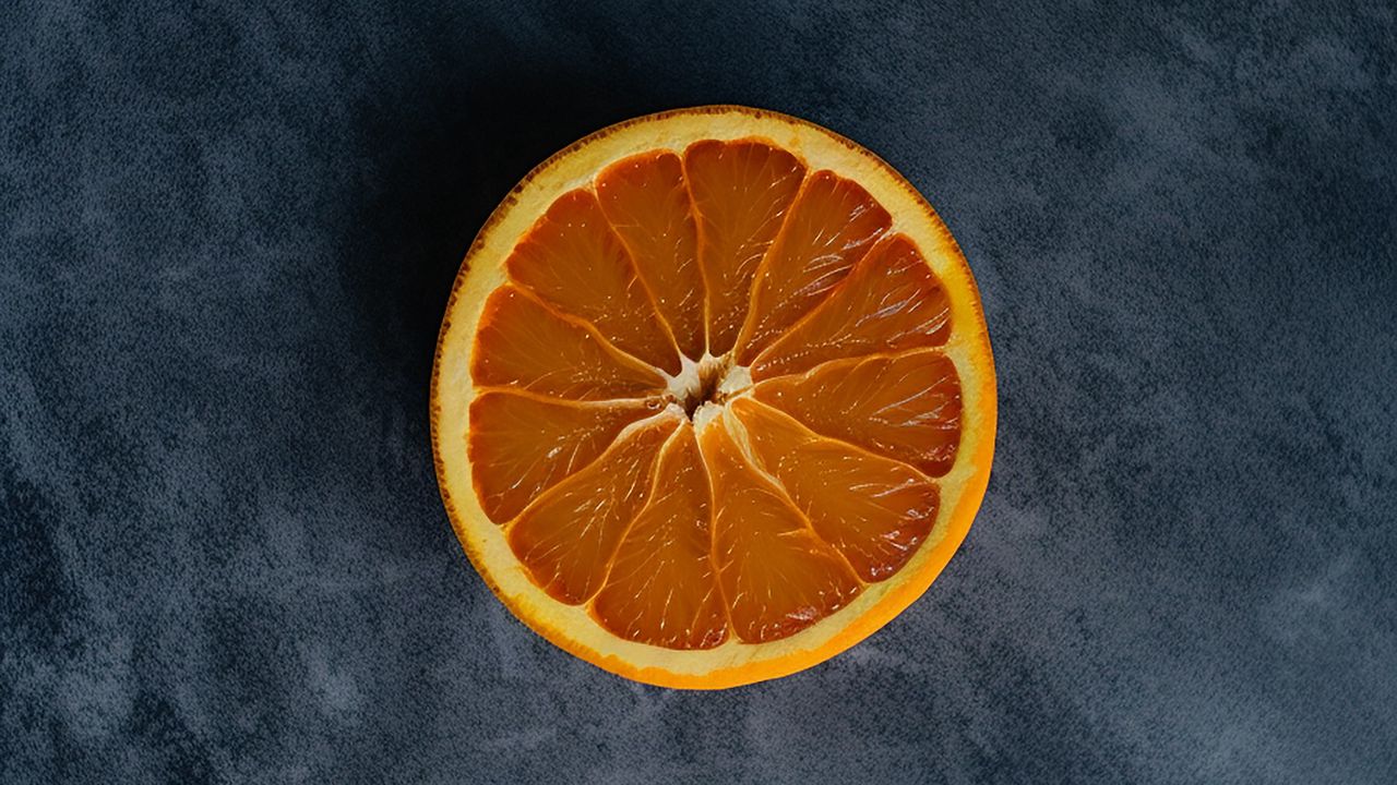 Обои апельсин, долька, цитрус, синий фон