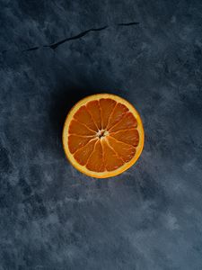 Превью обои апельсин, долька, цитрус, синий фон