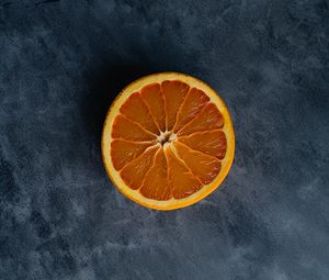Превью обои апельсин, долька, цитрус, синий фон