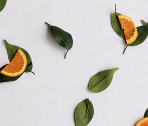 Превью обои апельсин, дольки, листья, цитрус