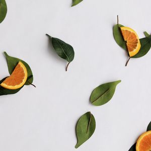 Превью обои апельсин, дольки, листья, цитрус