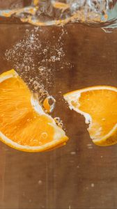 Превью обои апельсин, дольки, пузыри, вода