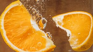 Превью обои апельсин, дольки, пузыри, вода